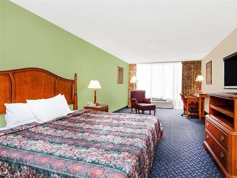 Days Inn & Suites By Wyndham Se Columbia Ft Jackson Exteriör bild