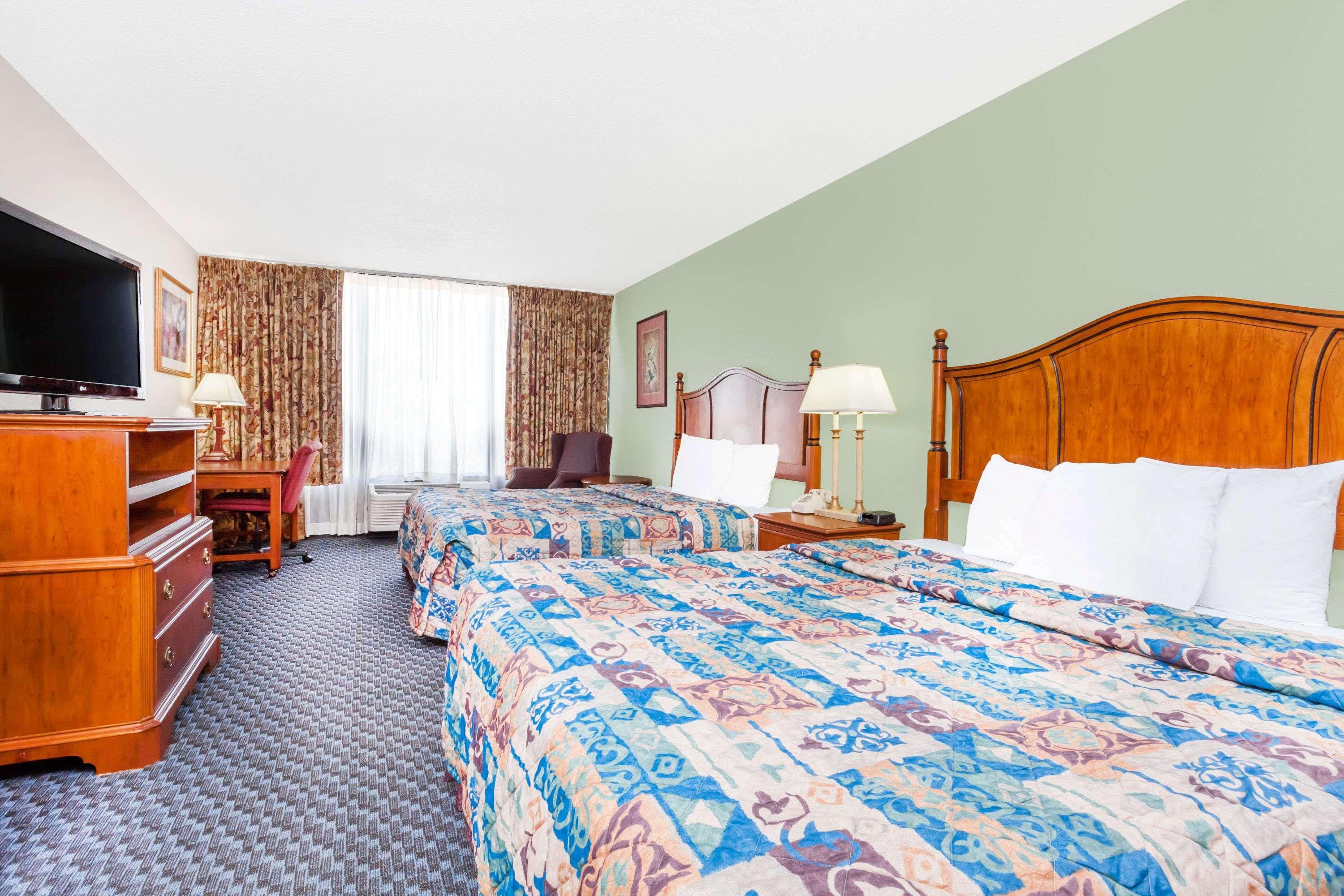 Days Inn & Suites By Wyndham Se Columbia Ft Jackson Exteriör bild