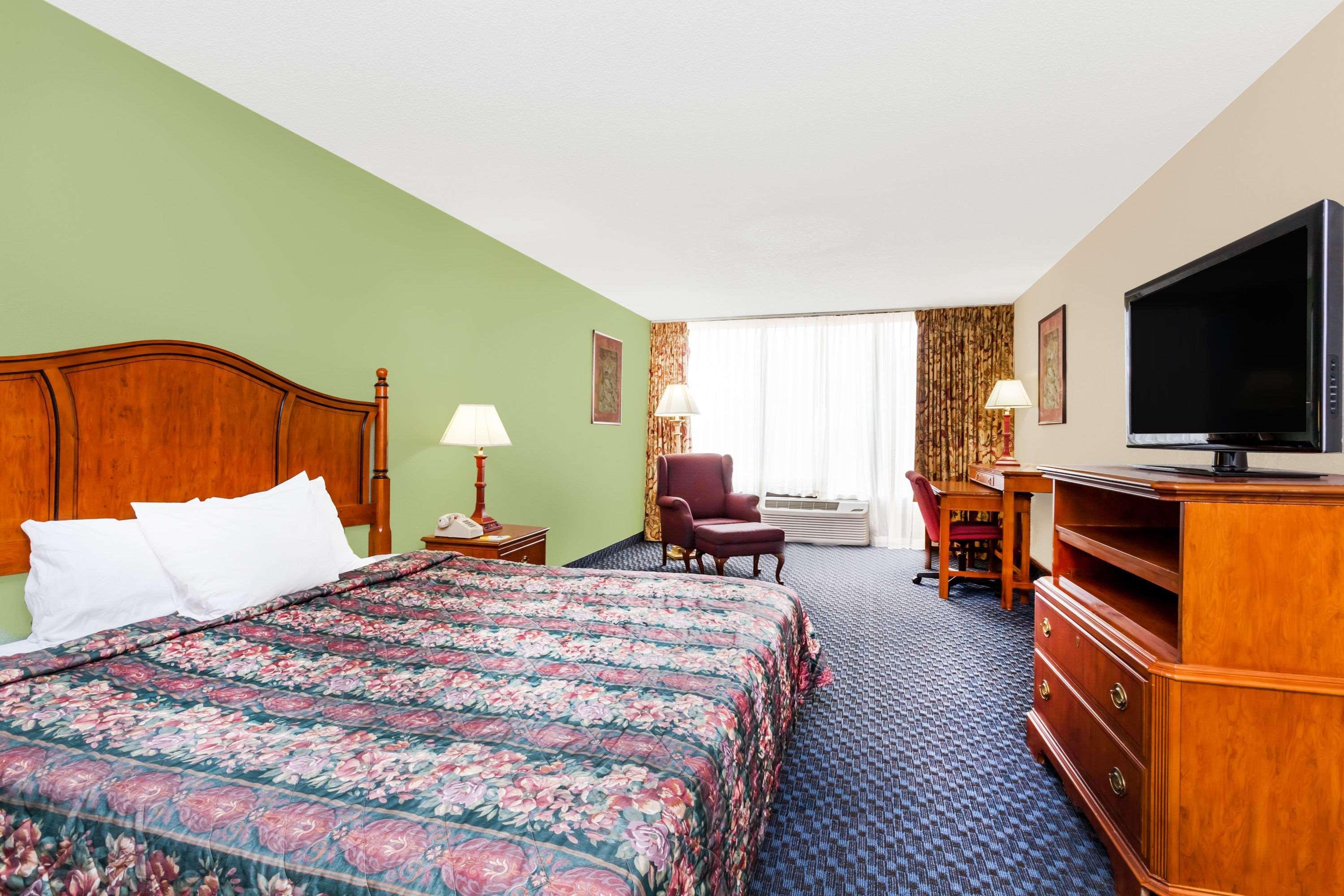 Days Inn & Suites By Wyndham Se Columbia Ft Jackson Exteriör bild
