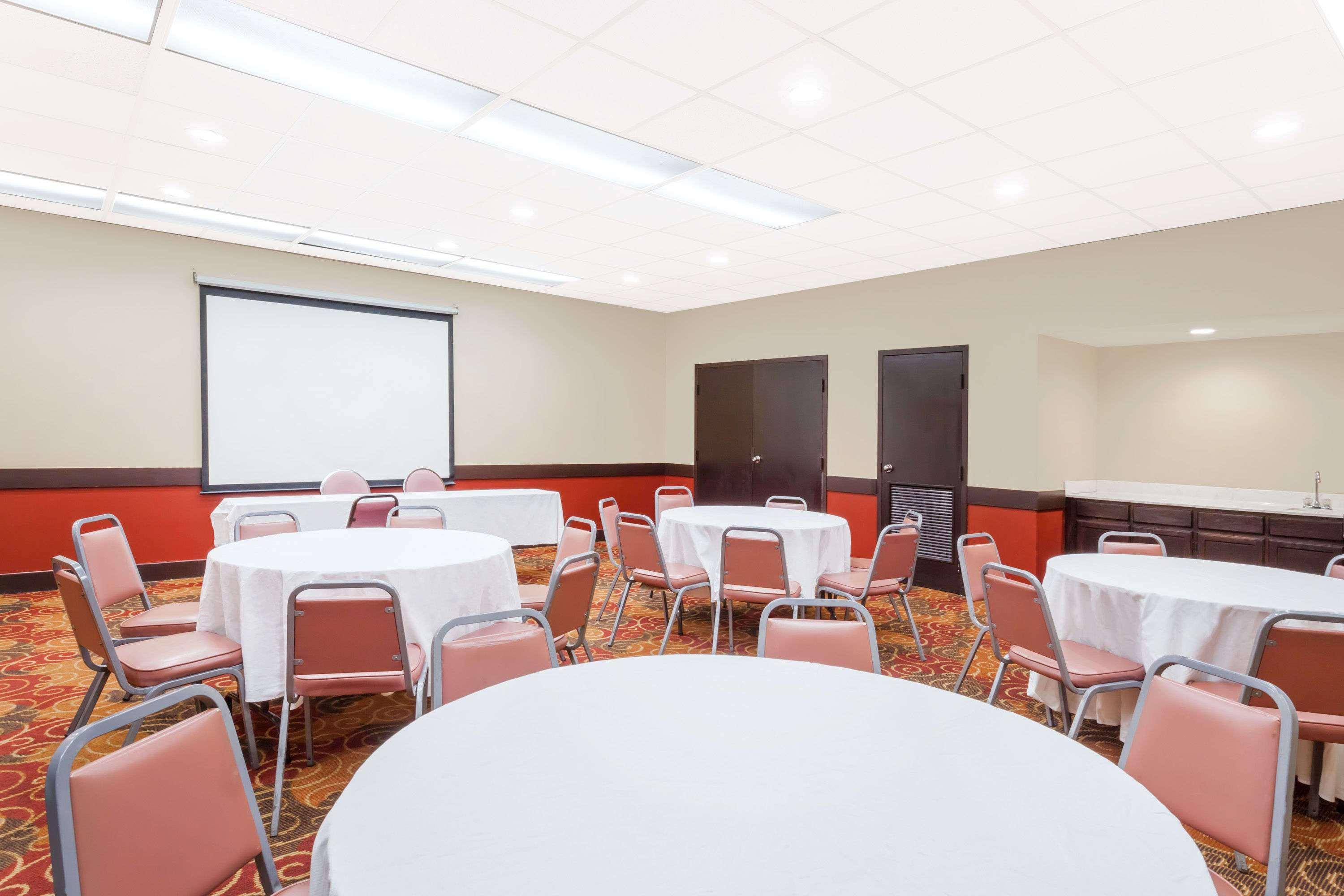 Days Inn & Suites By Wyndham Se Columbia Ft Jackson Exteriör bild