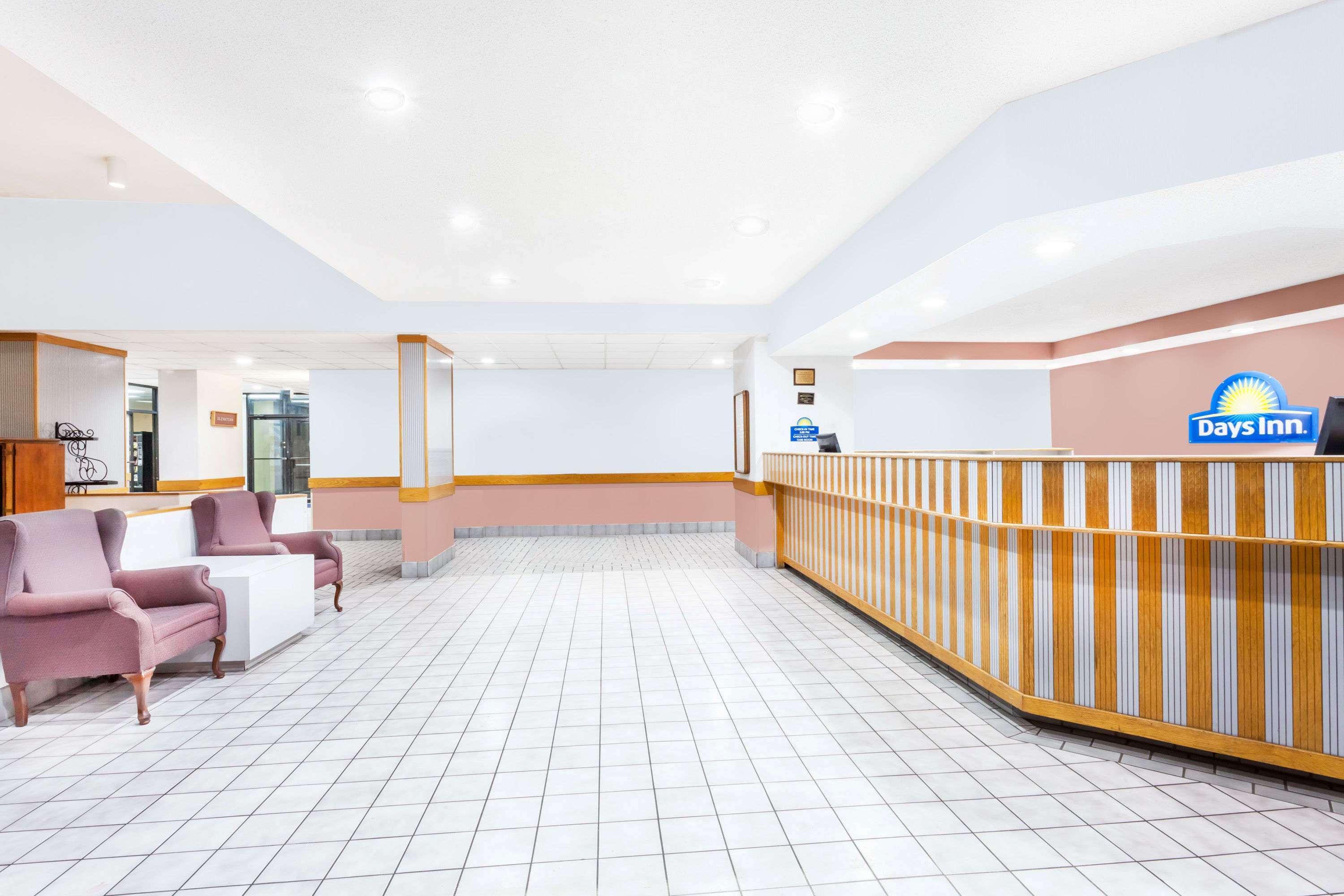 Days Inn & Suites By Wyndham Se Columbia Ft Jackson Exteriör bild