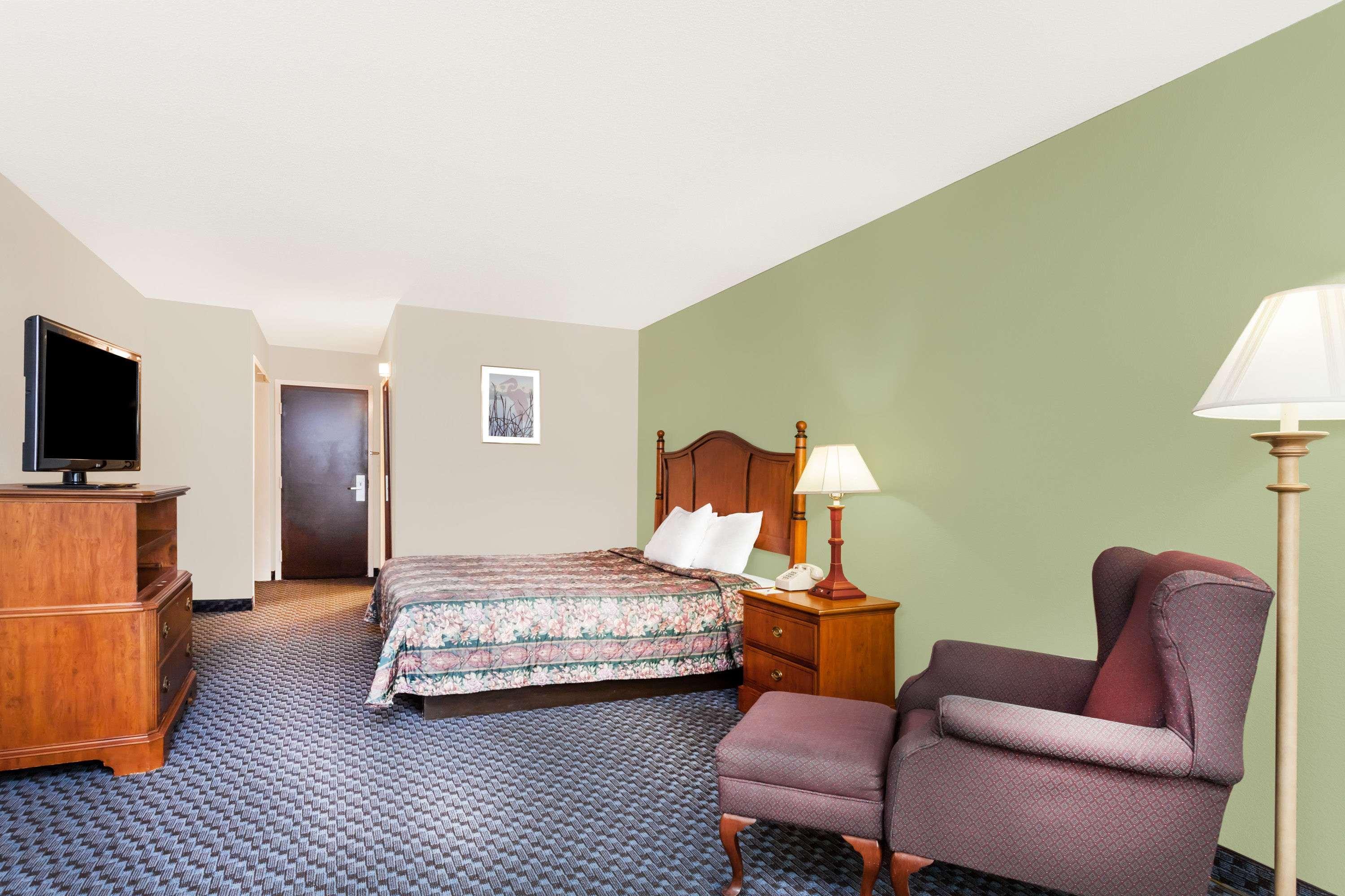 Days Inn & Suites By Wyndham Se Columbia Ft Jackson Exteriör bild