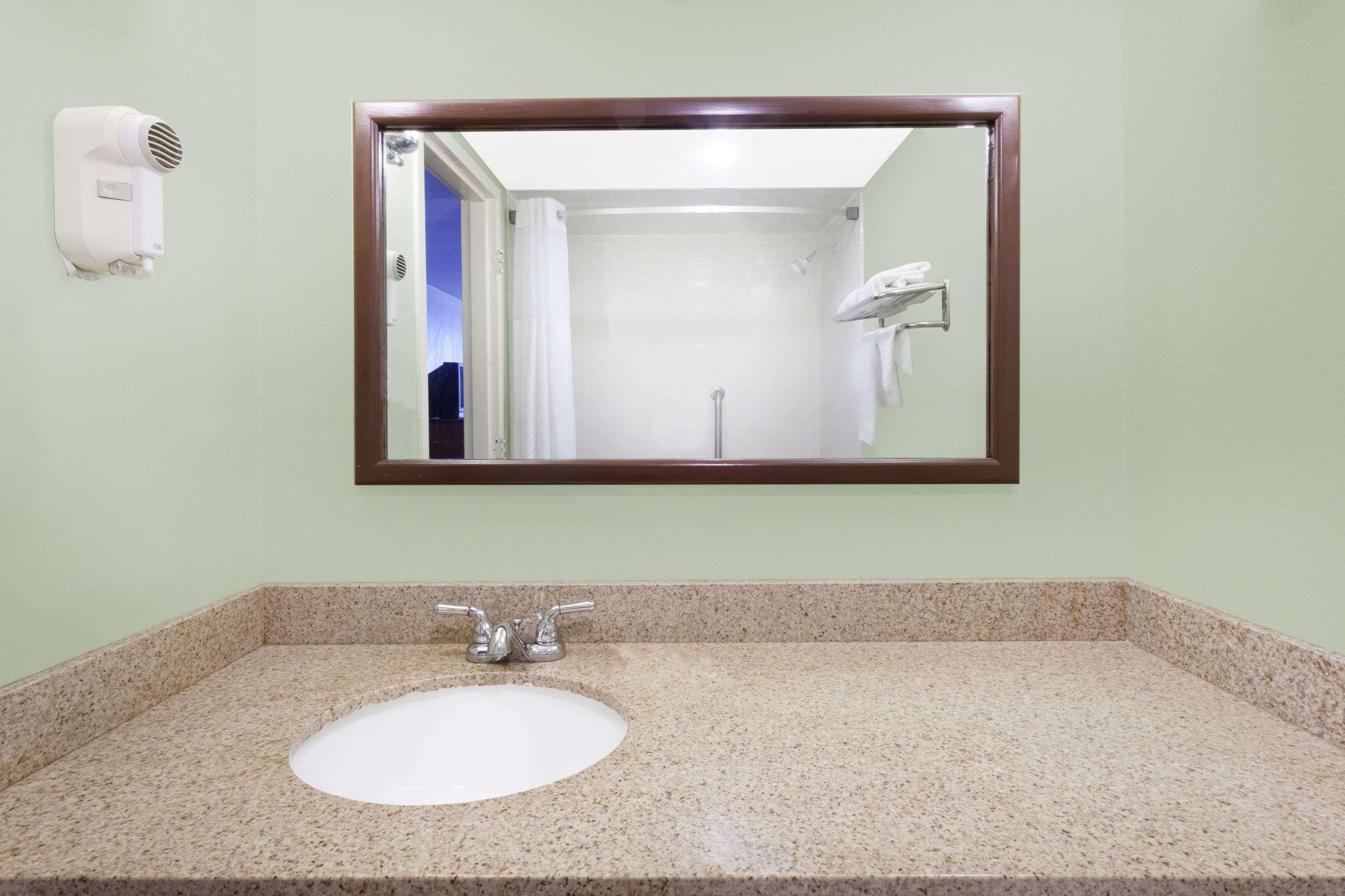 Days Inn & Suites By Wyndham Se Columbia Ft Jackson Exteriör bild