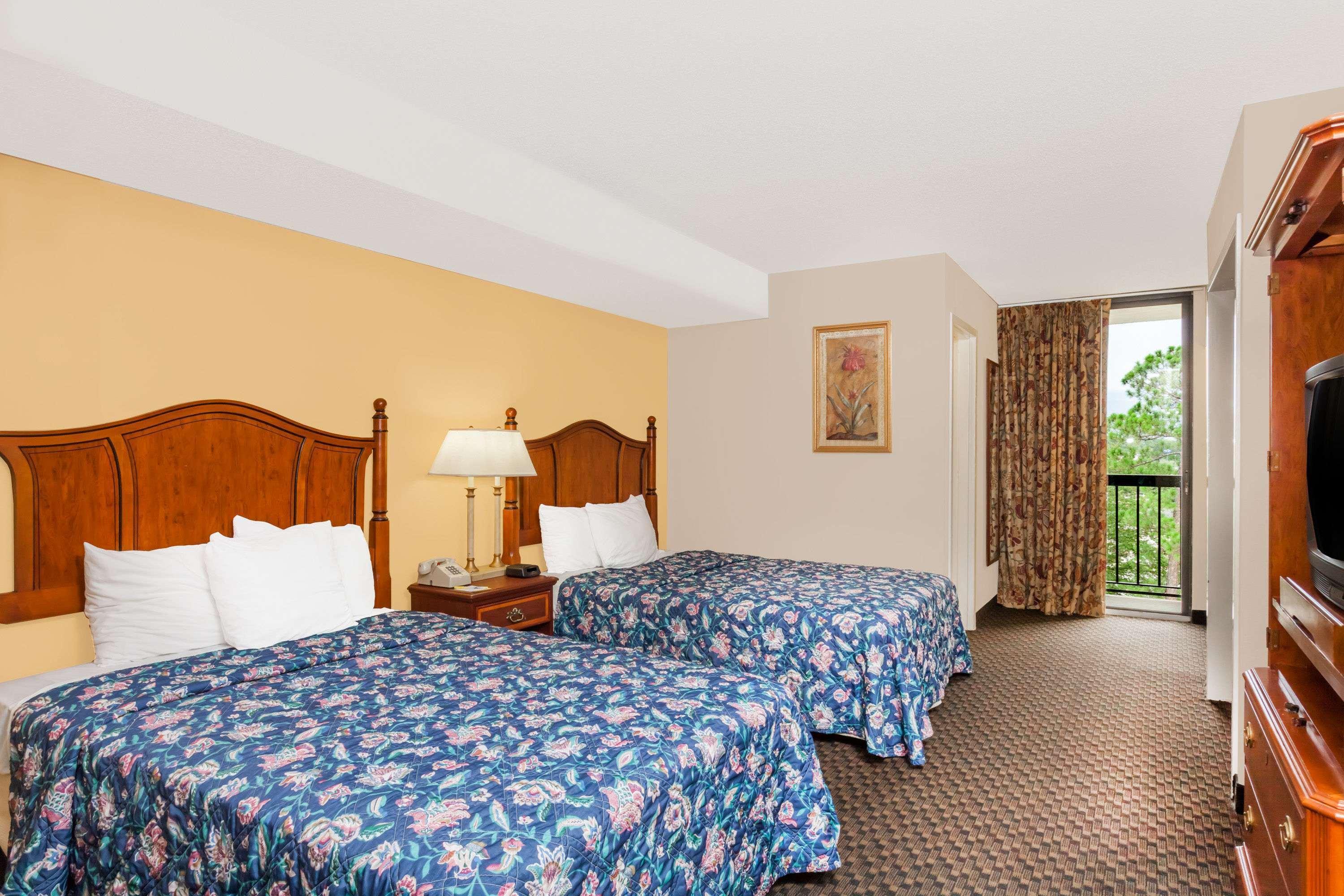 Days Inn & Suites By Wyndham Se Columbia Ft Jackson Exteriör bild