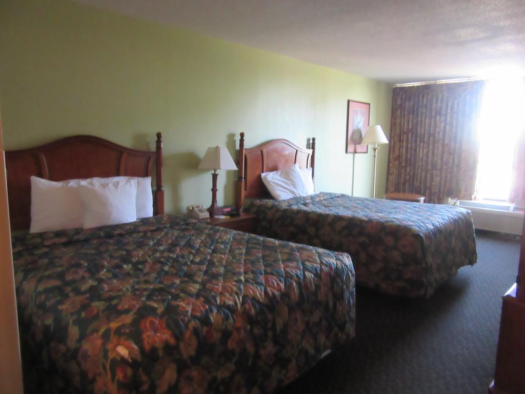 Days Inn & Suites By Wyndham Se Columbia Ft Jackson Exteriör bild