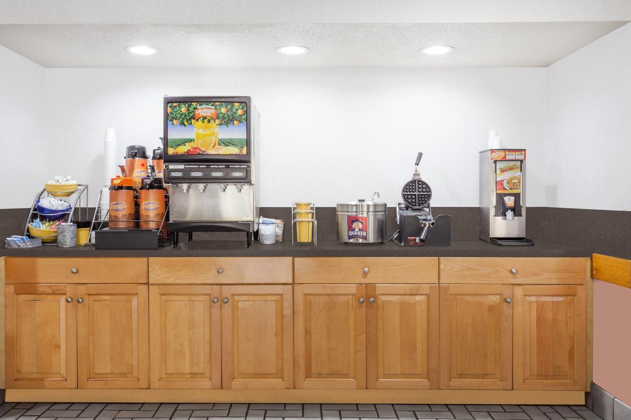 Days Inn & Suites By Wyndham Se Columbia Ft Jackson Exteriör bild