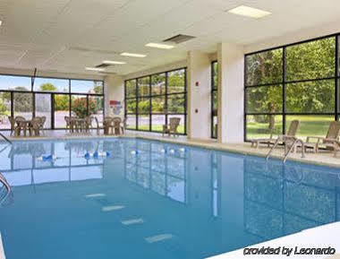 Days Inn & Suites By Wyndham Se Columbia Ft Jackson Exteriör bild